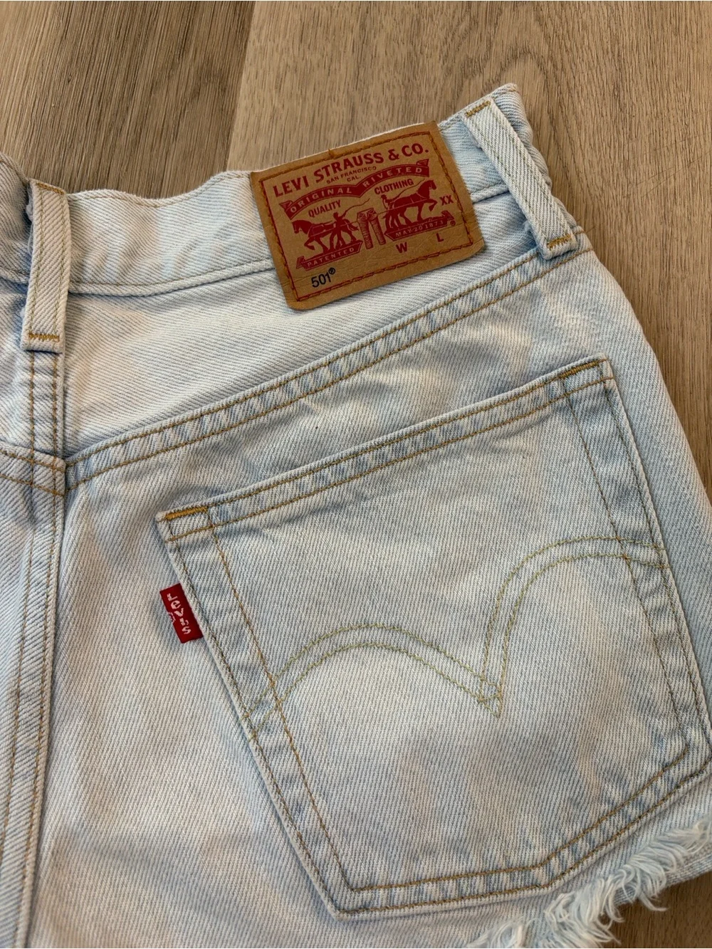 Levi’s 501 High Rise Floral Embroidered Denim Shorts 🌸 Size 25 light wash summer